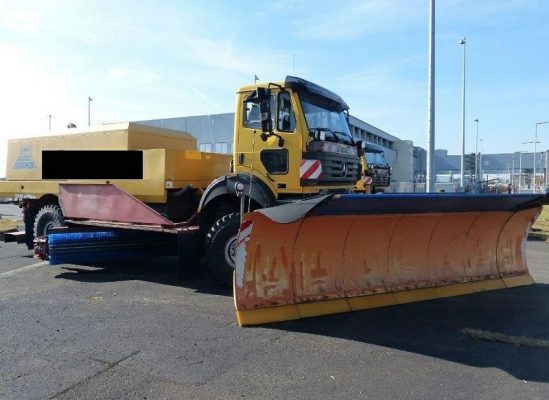 LKW mit Kehrblasgerät 1