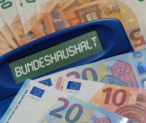 Taschenrechner mit dem Wort "Bundeshaushalt" im Display
